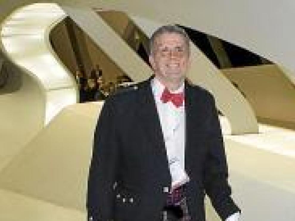 Kenneth Wardrop, con un 'kilt', representante de Edimburgo.