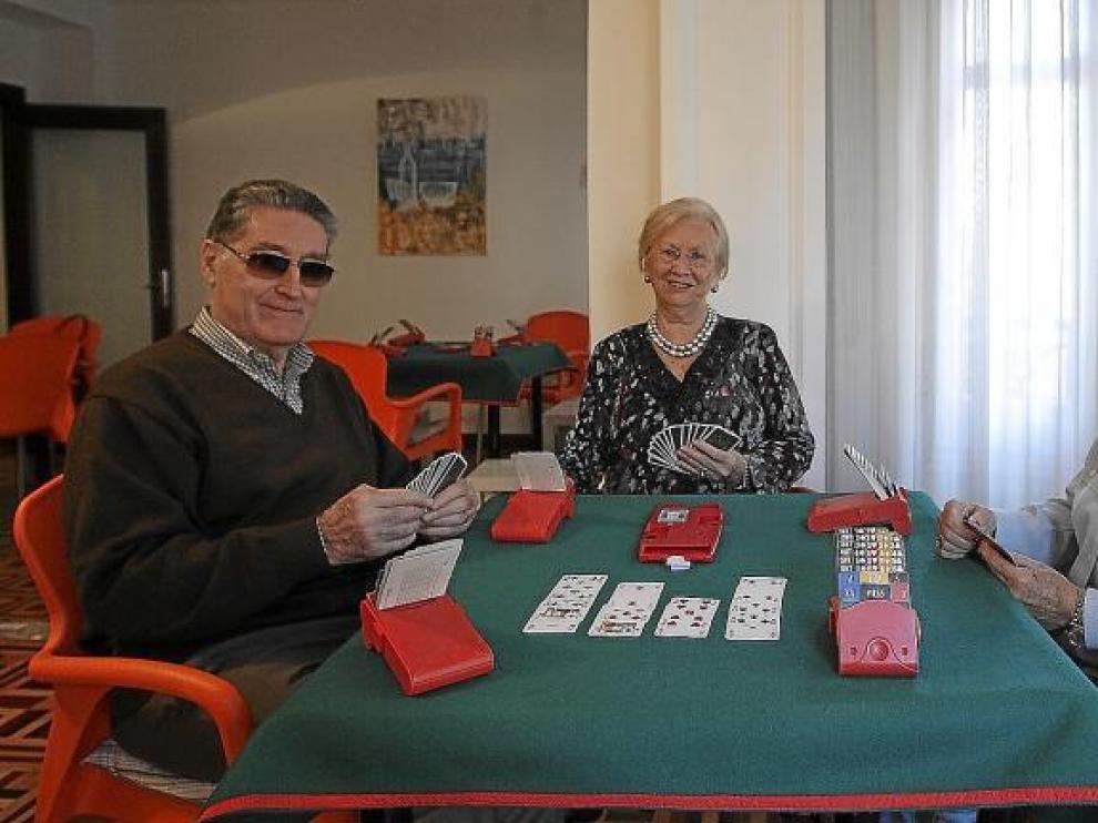 Rosa Hernández, bien flanqueada por sus amigos Salvador y Pachi, en el local de la Asociación Cultural Zaragozana de Bridge.