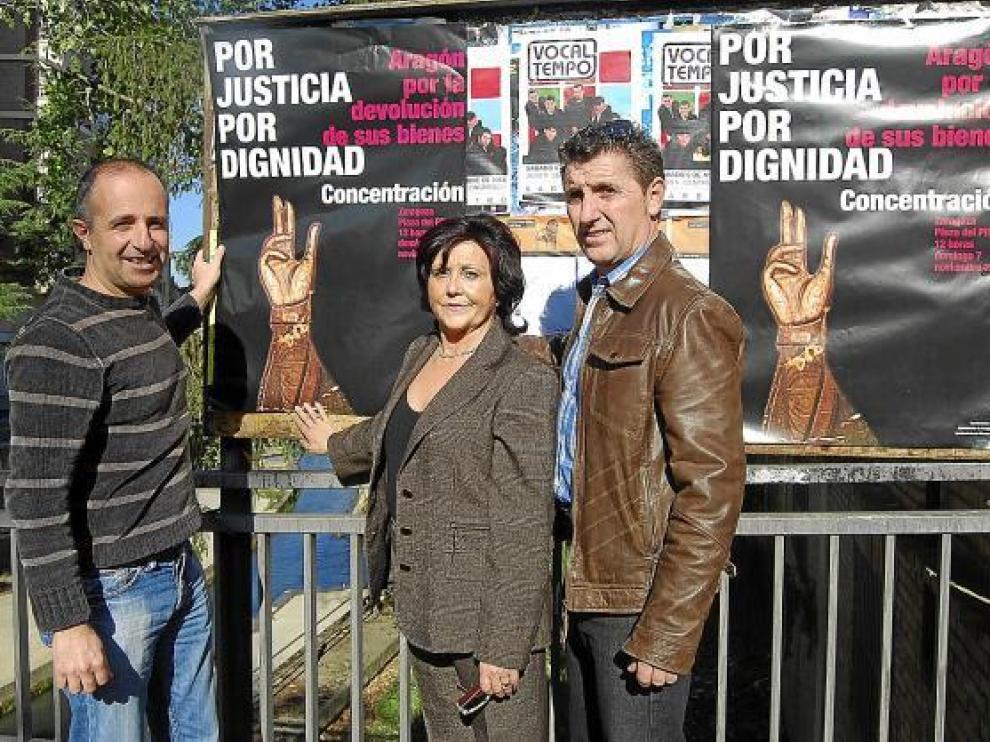 Los alcaldes de Berbegal, Peralta y Villanueva pegan carteles para la manifestación.