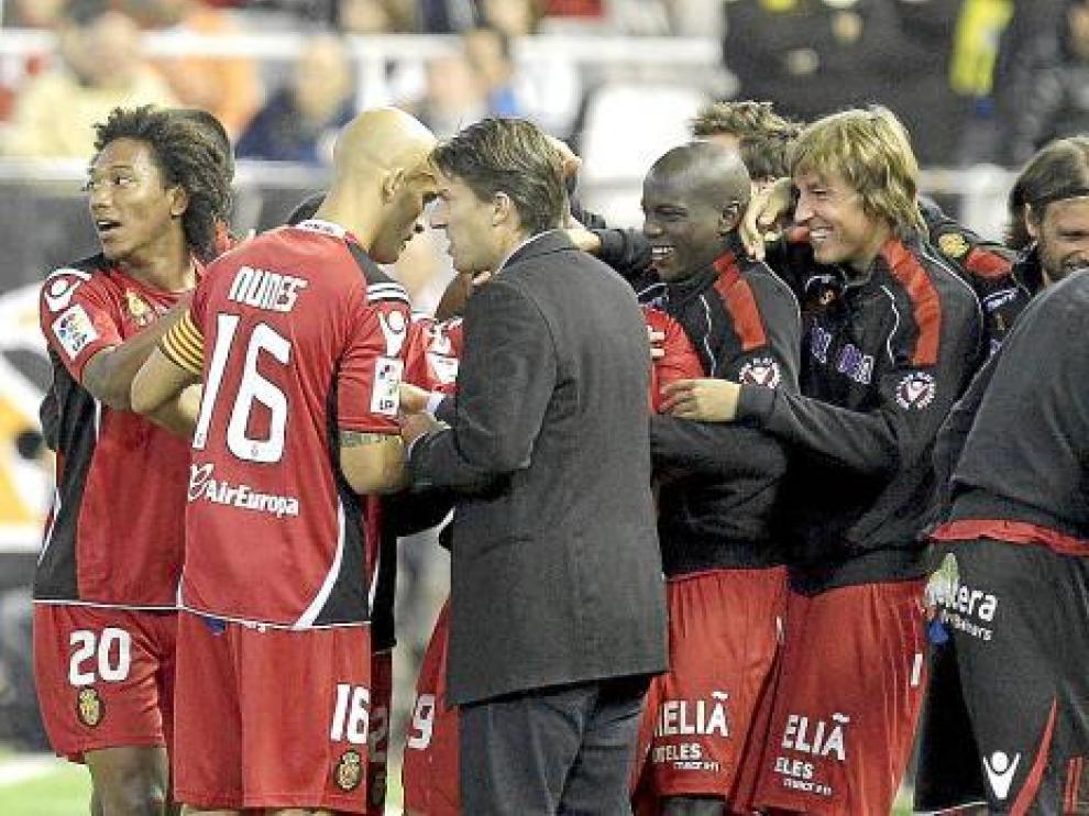 Michael Laudrup, en primer plano, celebra con sus jugadores el triunfo por 1-2 en el campo del Valencia.