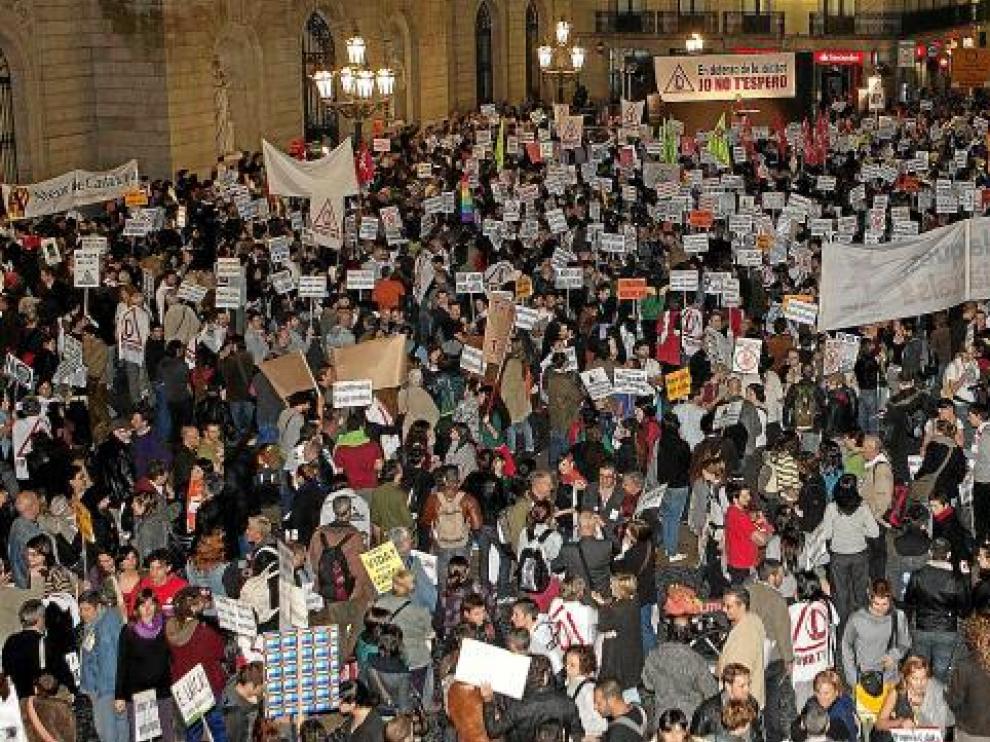 Imagen de la concentración llevada a cabo anoche en Barcelona contra la visita del Papa.
