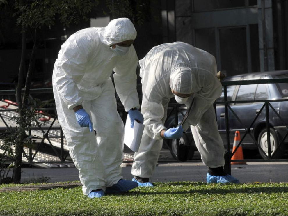 Unos técnicos preparan el paquete bomba para detonarlo con precaución