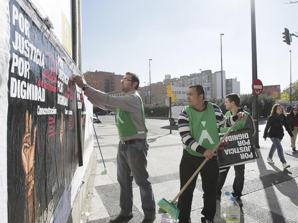 Pegada de carteles de la concentración que se celebrará el domingo