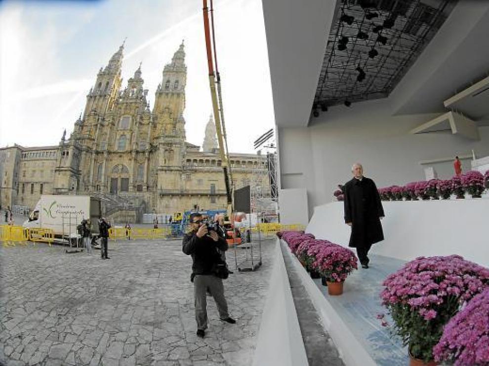 El arzobispo de Santiago, Julián Barrio, ayer en el escenario de los actos litúrgicos.