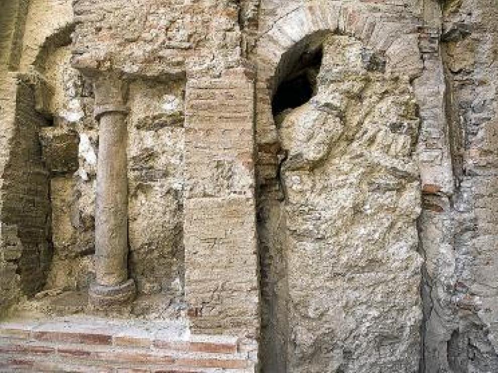 Restos de la puerta y la ventana descubiertas en el muro occidental.
