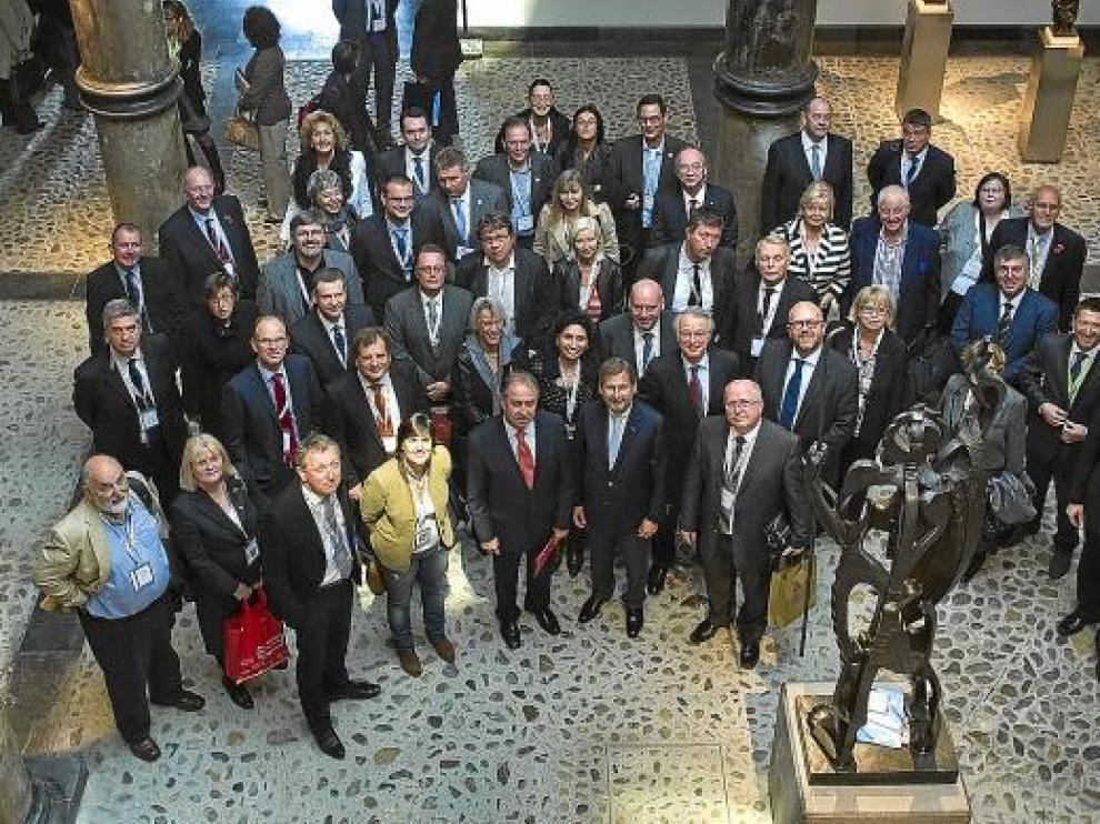 Los alcaldes participantes en la asamblea, frente al Profeta de Pablo Gargallo.