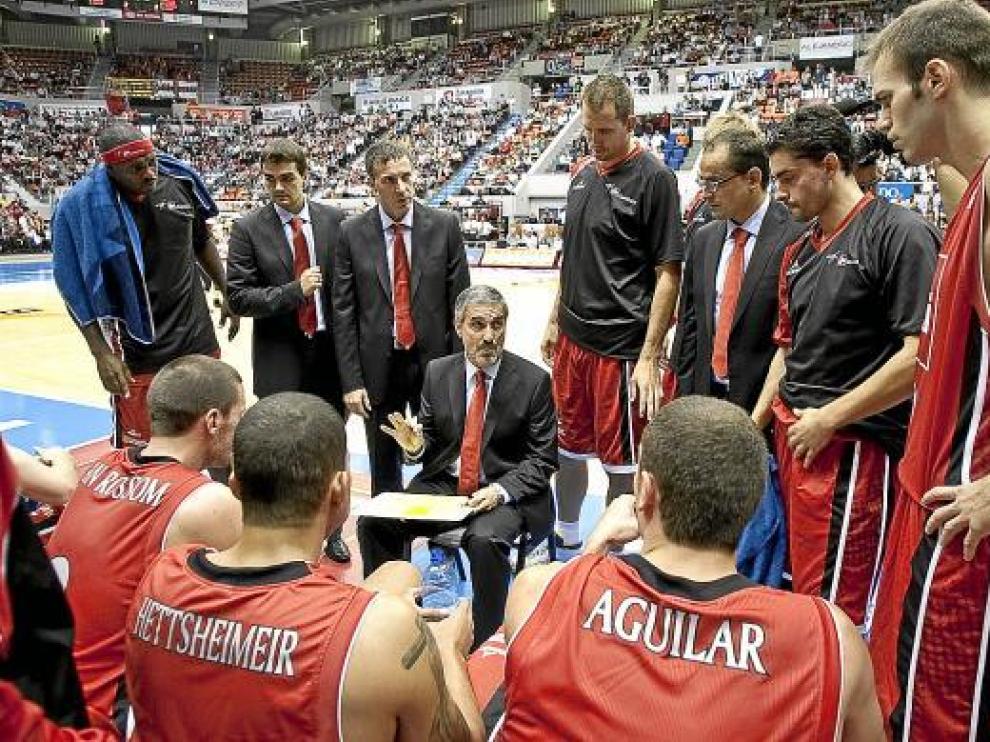 José Luis Abós da instrucciones a su equipo en un partido de esta temporada.