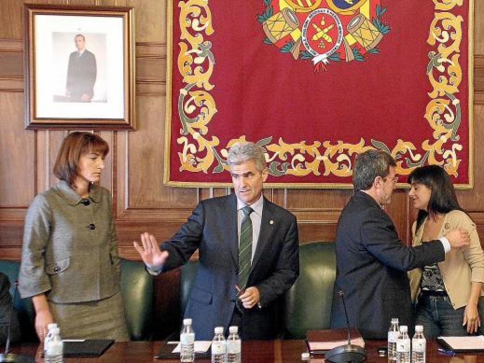 Alonso y Muñoz abandonan el pleno tras dimitir y Ferrer felicita a la alcaldesa accidental, Lucía Gómez.