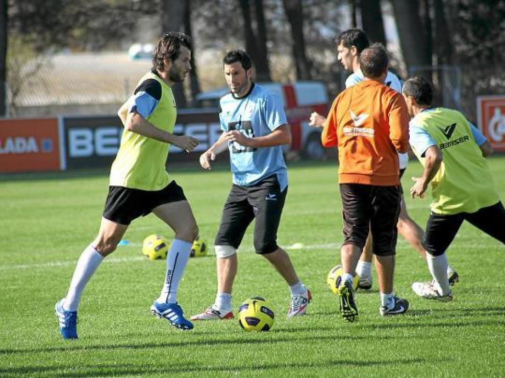 El centrocampista Juanjo Camacho avanza con el balón, en el entrenamiento de ayer del Huesca.