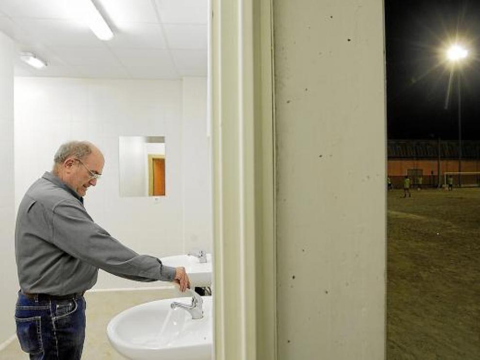 Ángel Baiges probando uno de los grifos de los nuevos vestuarios del C. D. M. Miralbueno.