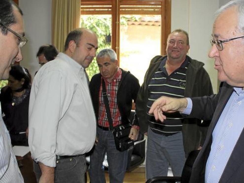 El vicepresidente de la DGA, José Ángel Biel, se entrevistó con los trabajadores del matadero.