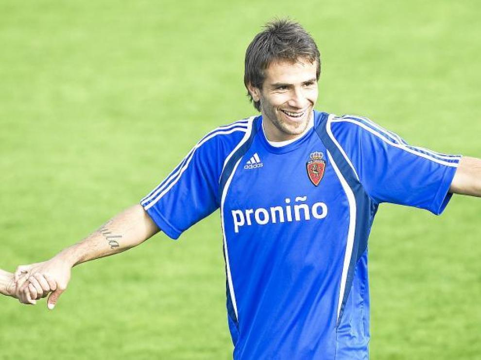 Leo Ponzio, ayer durante un ejercicio del entrenamiento, agarrado de las manos de otros compañeros.
