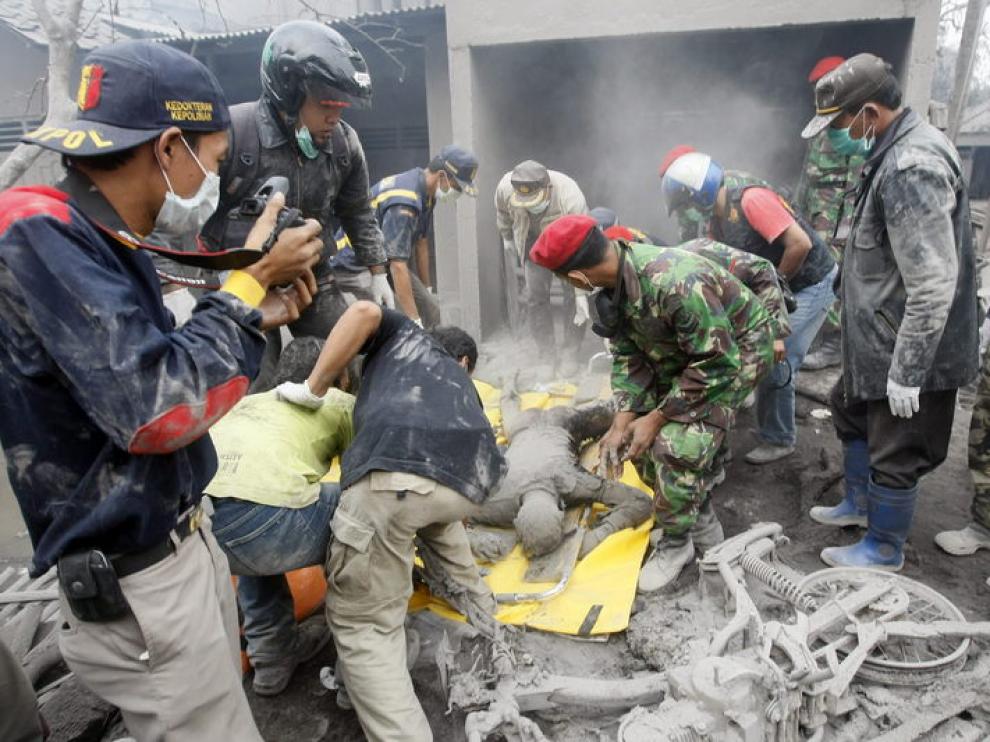 Las autoridades recogen los cadáveres provocados por la última erupción del volcán Merapi