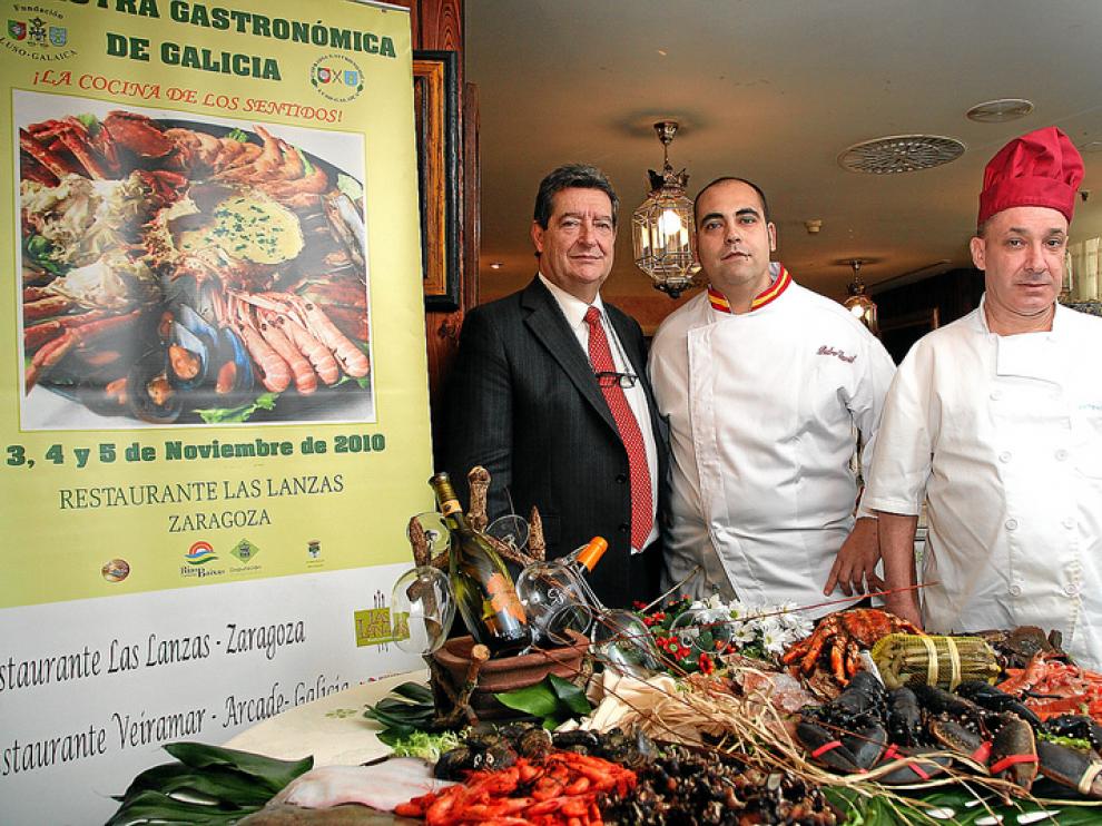 Jesús Porras, propietario de Las Lanzas; Pedro David Armingol, jefe de cocina, y Antonio Lusquiños, chef del Veiramar, de Arcade (Pontevedra).