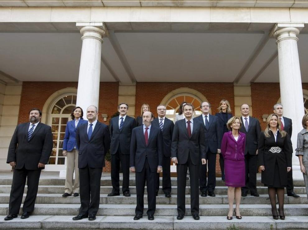 Los nuevos y antiguos ministros posan junto al presidente