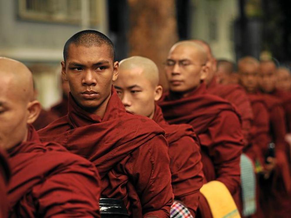 Monjes birmanos se dirigen al comedor en un monasterio cercano a Mandalay.