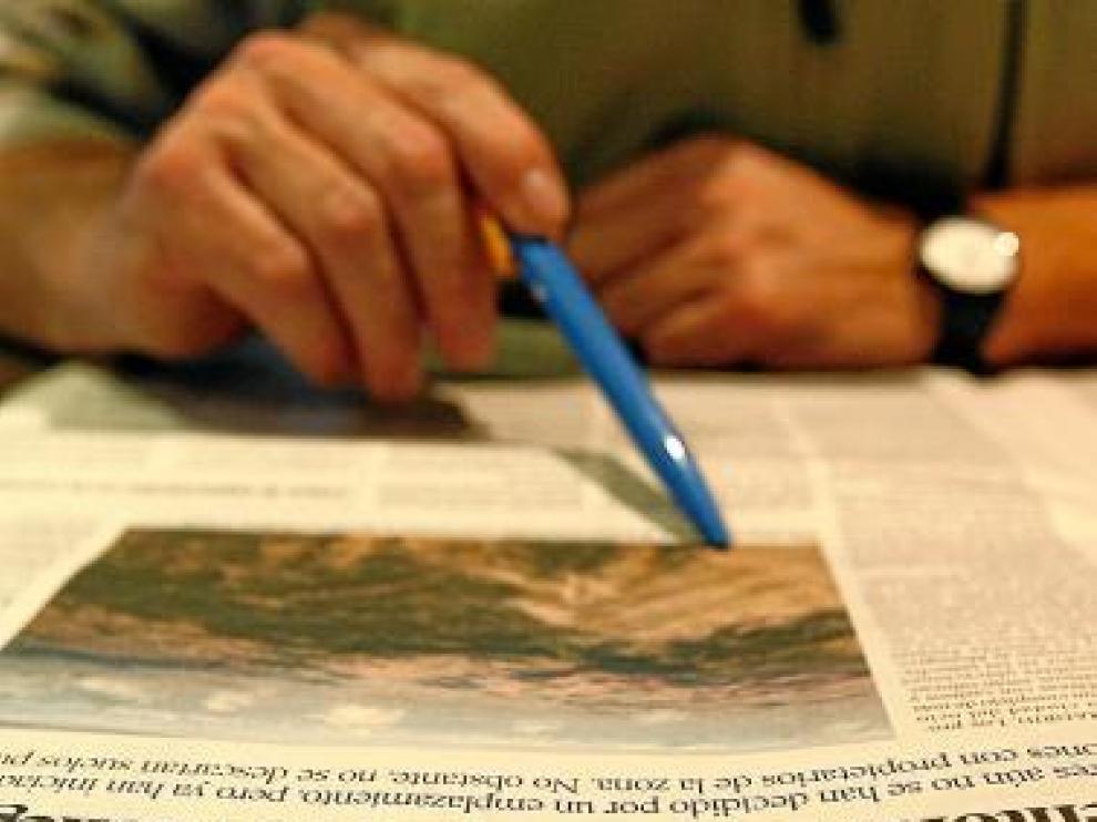 Un lector se informa en las páginas de HERALDO.