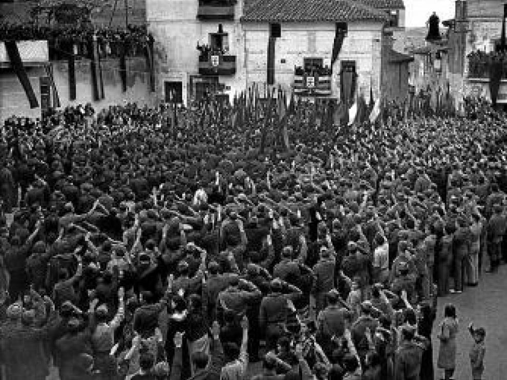 Soldados del bando sublevado, fotografiados durante la Guerra Civil en Zaragoza por Carlos Skogler.