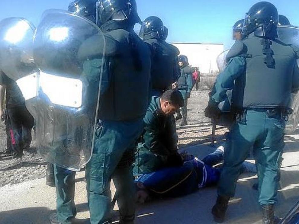 Un trabajador de Lear es reducido por la Guardia Civil el pasado jueves en Pedrola.