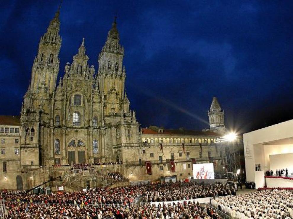 Aspecto que presentaba ayer la plaza del Obradoiro de Santiago de Compostela, con la catedral al fondo, durante la misa celebrada por el Papa.