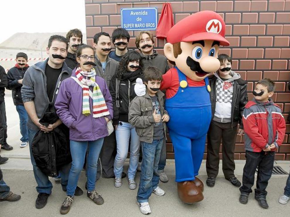 Súper Mario Bros posa junto a algunos de los futuros vecinos de Arcosur tras haber descubierto la placa.