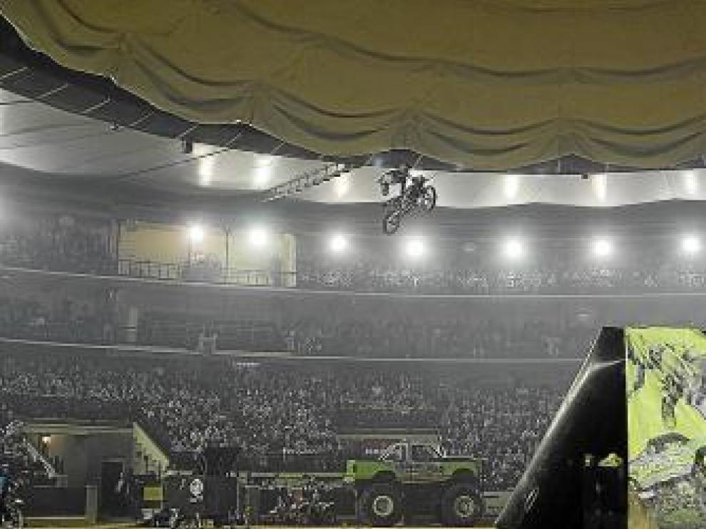 Un piloto realizando una acrobacia imposible.