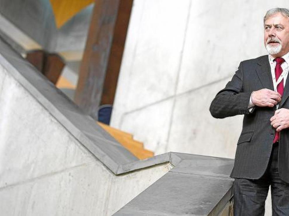 Adam Wasilewski se pone a punto para una reunión en Eurocities.