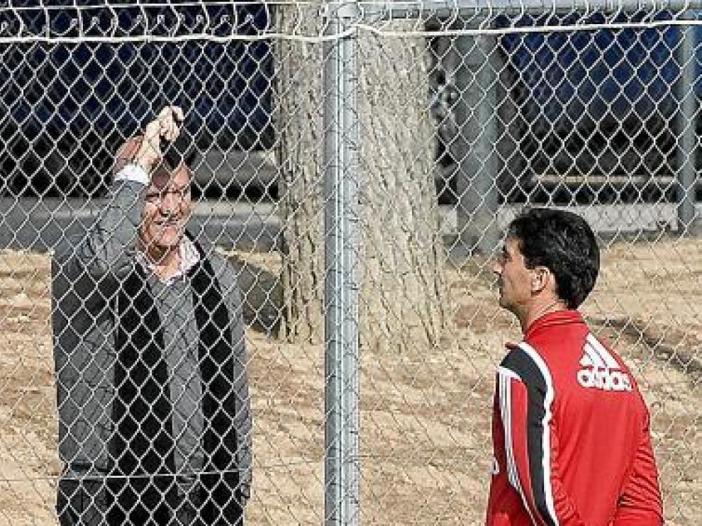 Gay habla con Herrera a través de la verja el pasado viernes.