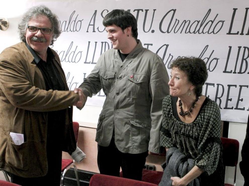 El dirigente de la izquierda abertzale, Tasio Erkizia (d); el diputado de ERC, Joan Tardá (i); el hijo de Arnaldo Otegi, Odei (2i); y Angeles Maestro (2d), de Corriente Roja (CR).