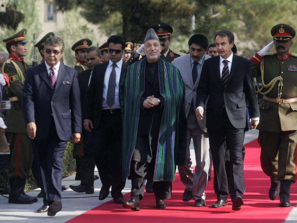 Zapatero, junto a Karzai en Afganistán