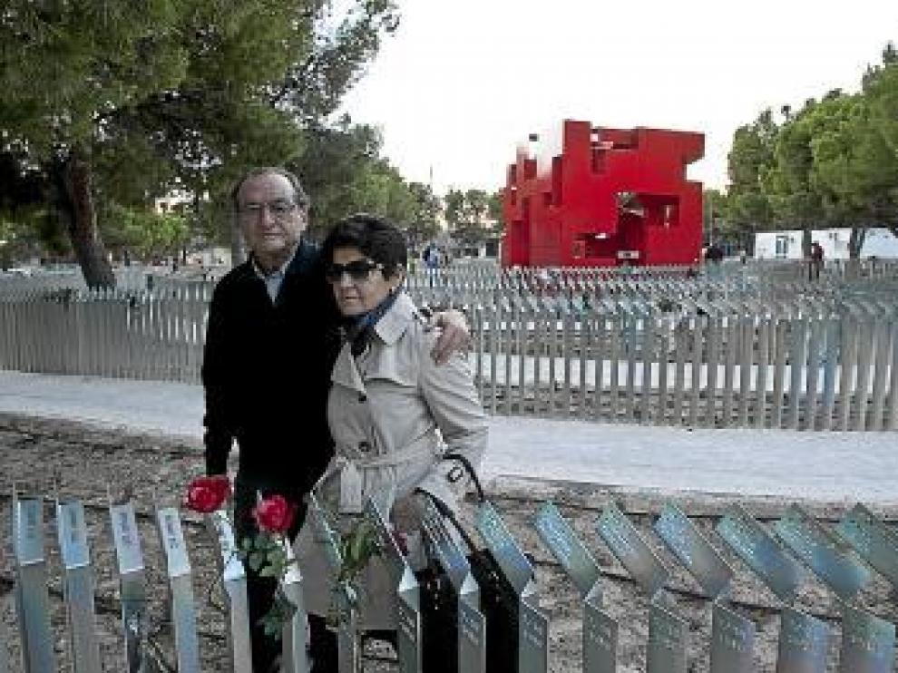 El hijo de Augusto y su esposa, Ángeles, en el Memorial.
