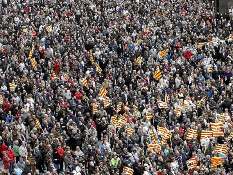 A pesar del cierzo, fueron muchas las personas que se concentraron en la plaza del Pilar para exigir los bienes retenidos en Cataluña.