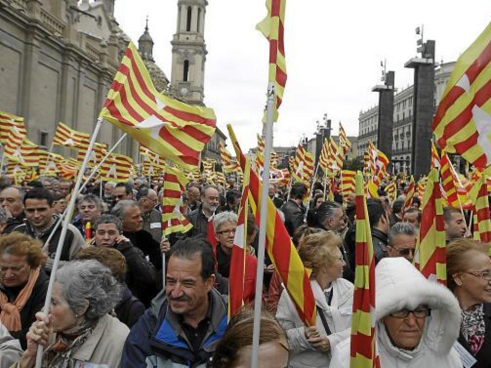 La plaza del Pilar, llena de manifestantes que portaban banderas de Aragón.
