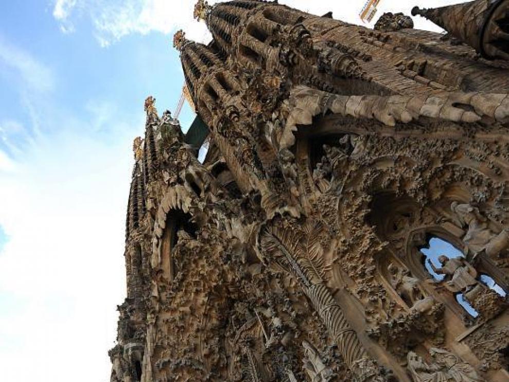 El Papa sale de la basílica de la Sagrada Familia después de celebrar ayer su consagración.