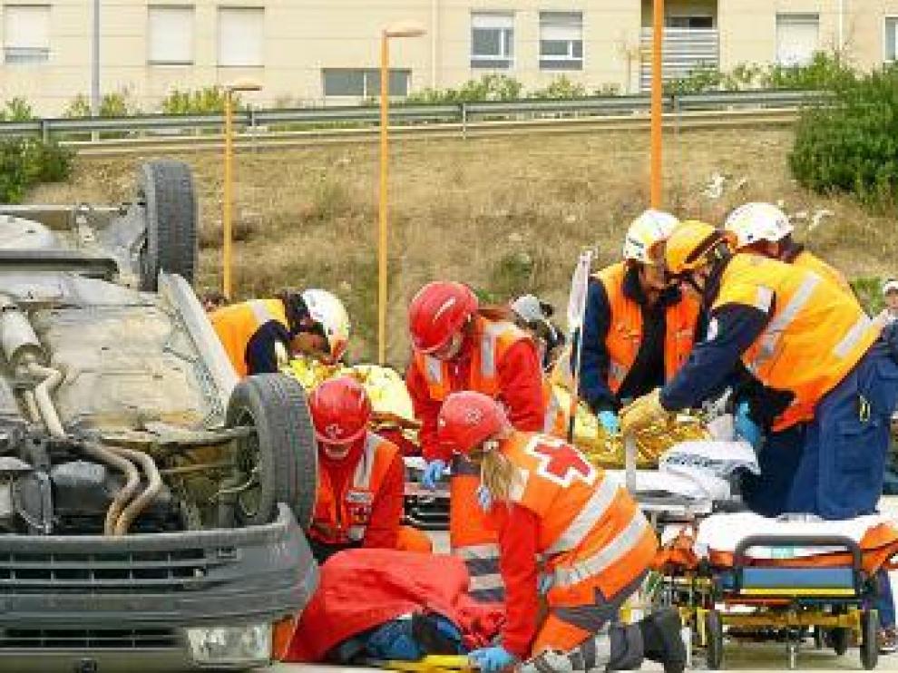Los efectivos de emergencia durante el simulacro.