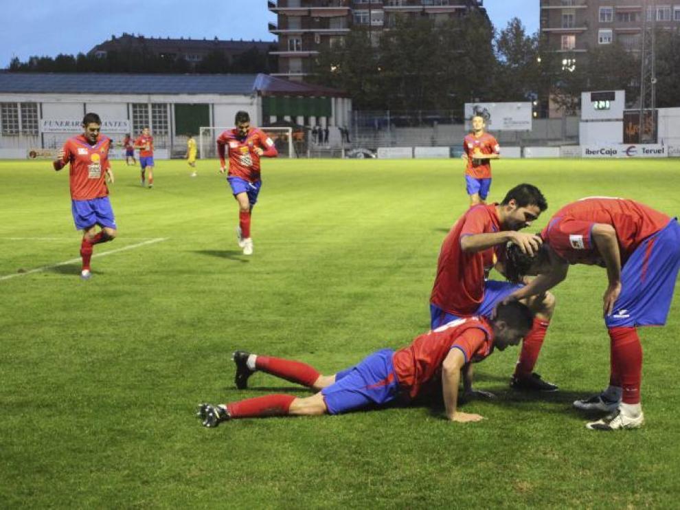 Los jugadores del Teruel celebran un gol.