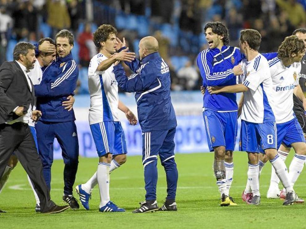 Los futbolistas del Real Zaragoza celebran por todo lo alto el triunfo ante Mallorca.