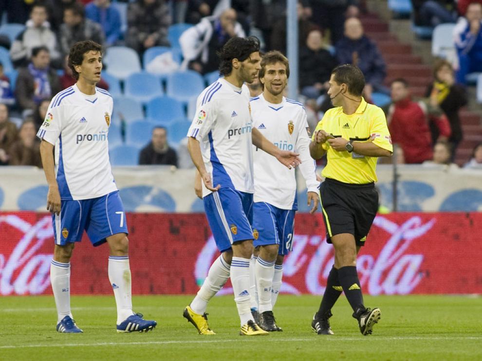 Los jugadores del Zaragoza protesta el primer gol del Mallorca.