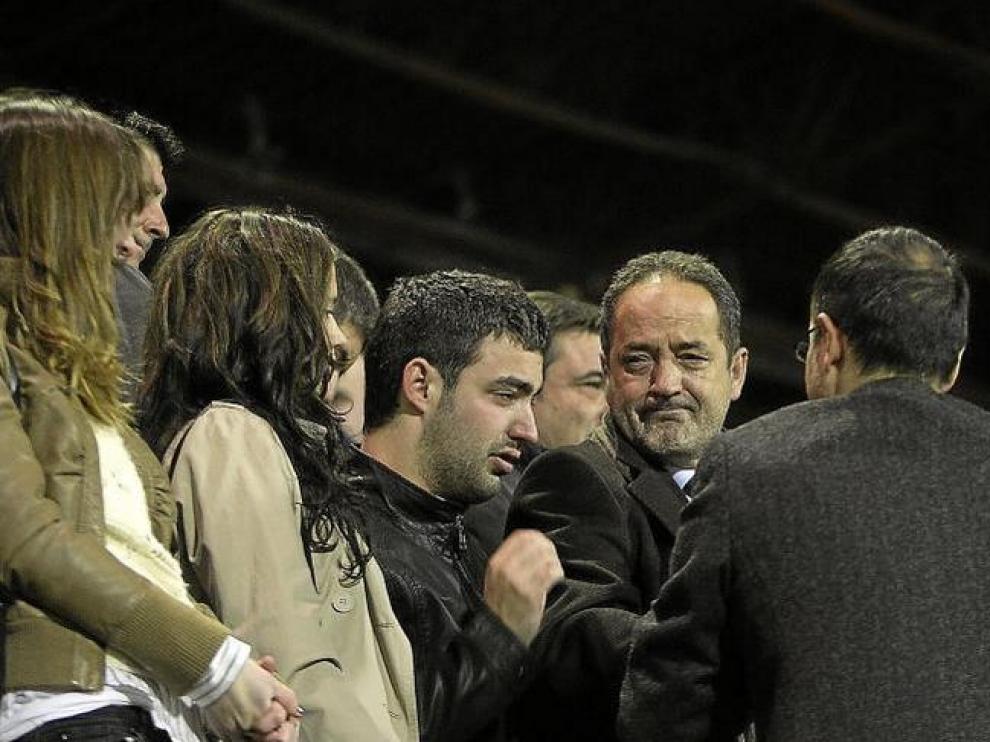 Agapito Iglesias, emocionado junto a su hijo, al término del encuentro.