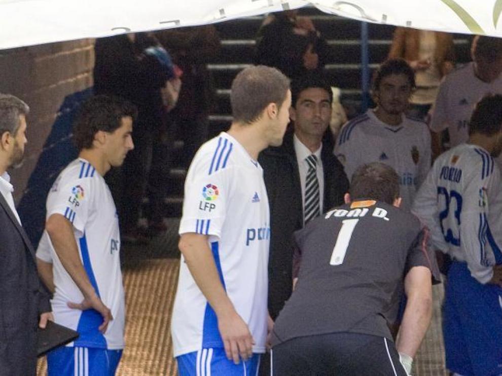 Aurelio Gay da las últimas consignas a los jugadores en el túnel de vestuarios justo antes de salir al campo.