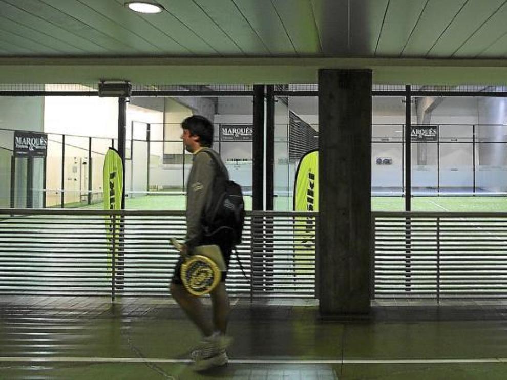 El pádel se ha convertido en una actividad practicada por un numeroso público. El CD Paraíso se contagia y presenta dos nuevas pistas.