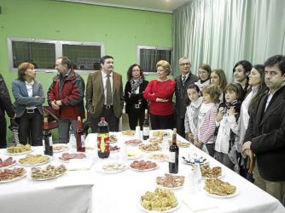 Concejales y vecinos compartieron un aperitivo por las fiestas.
