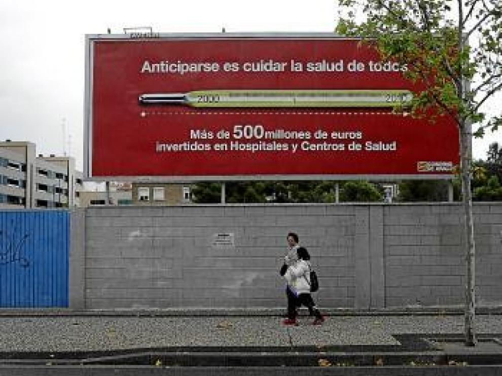 Uno de los carteles, que hace balance en sanidad.