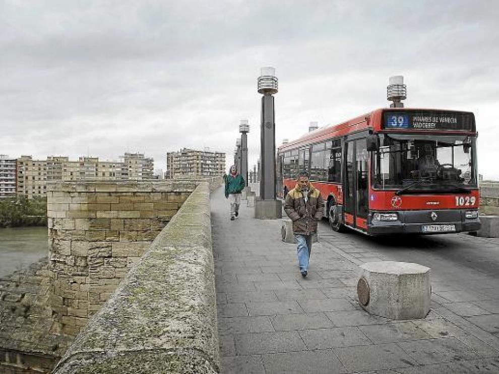 Un autobús de la línea 39, ayer, a su paso por el puente de Piedra de Zaragoza.
