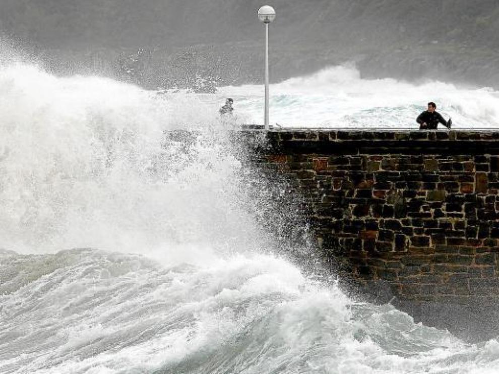 El oleaje golpea con fuerza el espigón de la playa de la Zurriola de San Sebastián.