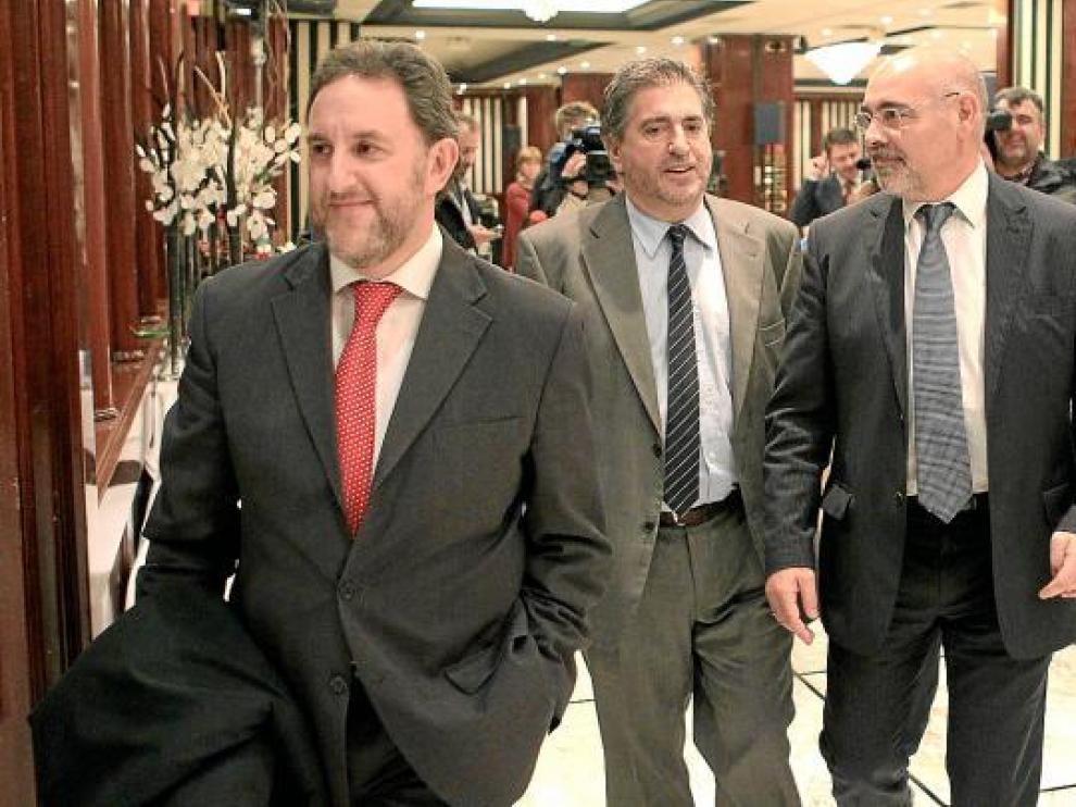 Jesús Eguiguren, en el centro, al término de una conferencia ayer en Guipúzcoa.