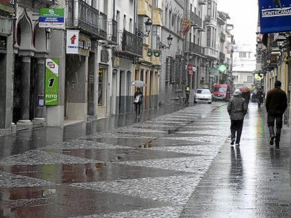 Jaca. En Jaca también se registraron precipitciones en forma de nieve, que no llegaron a cuajar como se aprecia en esta fotografía de la calle Mayor.