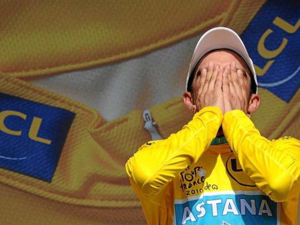 El español Alberto Contador, en el podio del Tour de Francia.