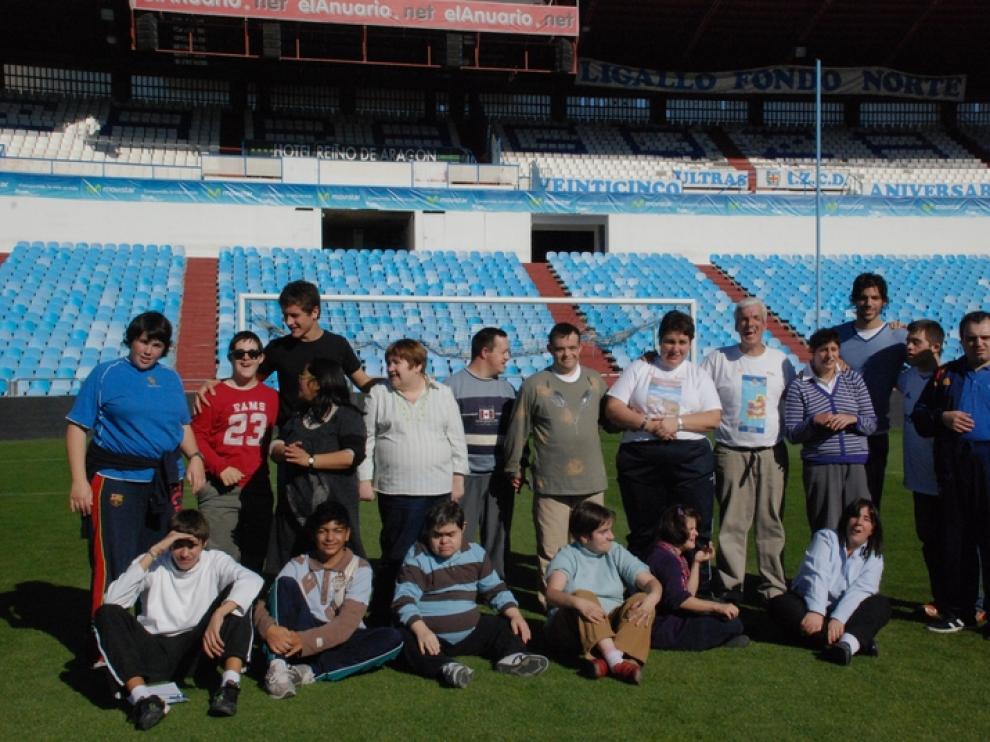 Ander Herrera y Ángel Lafita junto a varios miembros de Atades.