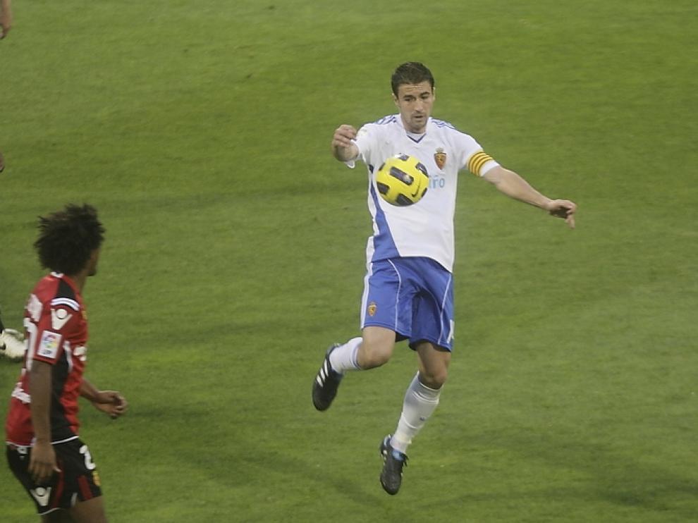 Gabi controla el balón con el pecho durante el partido de ayer, ante el Mallorca